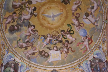 Pinturas en el techo de querubines, ángeles y palomas de paz. Cúpula
