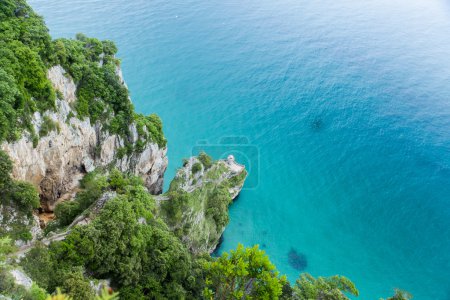 Téléchargez les photos : L'image montre une vue en perspective du phare cheval phare à Santona, en Cantabrie en Espagne. Ce phare est caractéristique escalier en pierre et l'étroitesse de sa descente - en image libre de droit