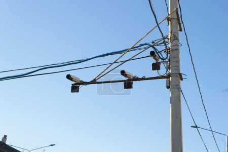 Cámaras de carretera fijando exceso de velocidad instalada en el poste. DVR en una intersección, vista inferior