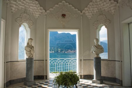 Vista de la línea de costa del Lago de Como, Italia, región de Lombardía. Vista del paisaje italiano desde el Pabellón Morisco en Villa Melzi Jardín famoso monumento de la ciudad de Bellagio
Vista de la línea de costa del Lago de Como, Italia, región de Lombardía. Vista del paisaje italiano desde el Pabellón Morisco en Villa Melzi Jardín famoso monumento de la ciudad de Bellagio