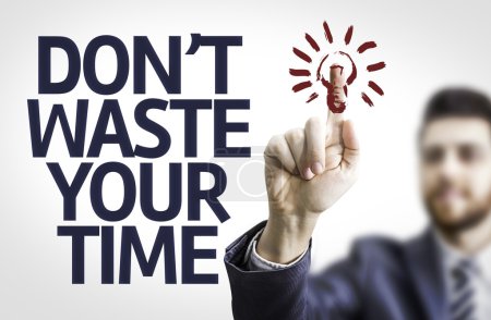 Hombre de negocios señalando el texto: No pierdas el tiempo
Hombre de negocios señalando el texto: No pierdas el tiempo