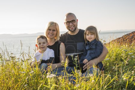 Familia teniendo gran tiempo océano
