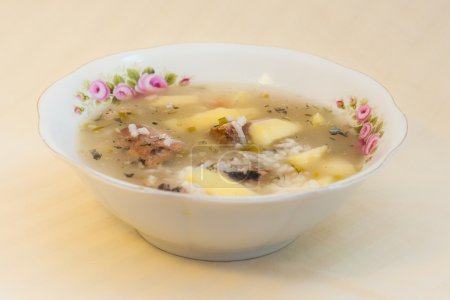 Sopa de pescado ruso con sauría del Pacífico (Cololabis saira) - mariscos en la cocina rusa del Lejano Oriente
