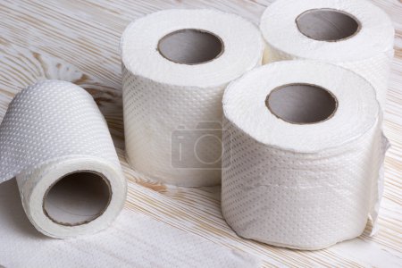 Foto de Rollos de papel higiénico sobre tabla de madera - Imagen libre de derechos