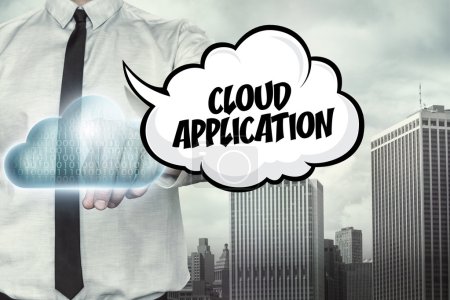 Texto de la aplicación en la nube sobre el tema de computación en la nube con hombre de negocios

