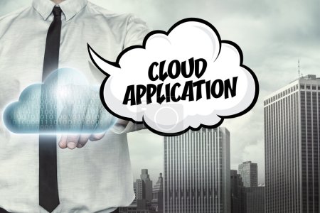 Téléchargez les photos : Texte de l'application Cloud sur le thème du cloud computing avec un homme d'affaires sur fond de paysage urbain - en image libre de droit