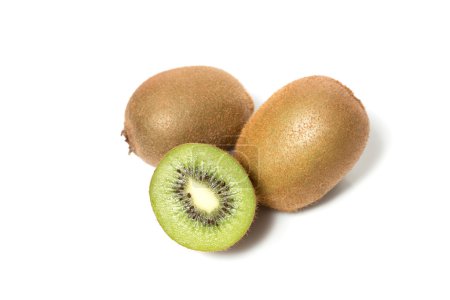 jugosa fruta kiwi y segmentos cortados en rodajas aislados en blanco
