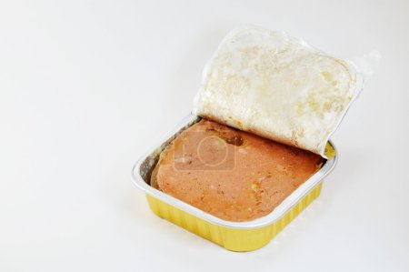 comida húmeda premium para perros en bandeja
