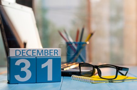 31 de diciembre. Día 31 del mes, calendario en el lugar de trabajo. Un nuevo concepto de año en el trabajo. Hora de invierno. Espacio vacío para texto
