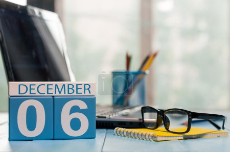 6 de diciembre. Día 6 del mes, calendario en el lugar de trabajo accesorio fondo. Hora de invierno. Espacio vacío para texto

