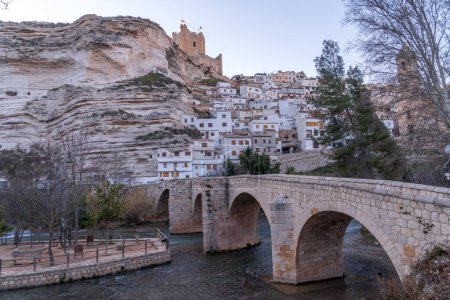 Vista aérea de coloridos tejados ondulados y curvos en la provincia de Alcalá del Jucar Albacete