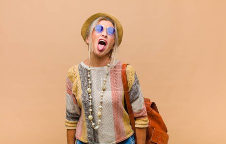 mujer de mediana edad con actitud alegre, despreocupada, rebelde, bromeando y sacando la lengua, divirtiéndose mujer de mediana edad con actitud alegre, despreocupada, rebelde, bromeando y sacando la lengua, divirtiéndose