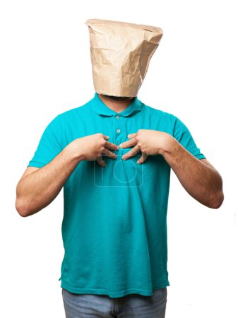 hombre orgulloso con una bolsa de papel en la cabeza
