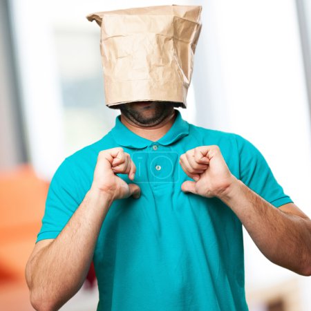 hombre orgulloso con una bolsa de papel en la cabeza
