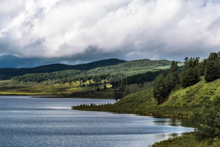 Foto de El lago Uzunkel está rodeado de montañas y la taiga siberiana. Distrito de Ulagansky, República de Altai, Rusia - Imagen libre de derechos