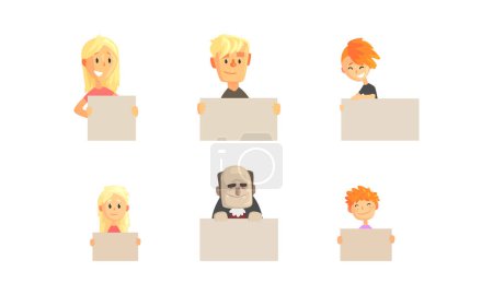 Gente sosteniendo el sistema vacío de los banners en blanco, personas alegres divertidas que muestran letreros vacíos ilustración vectorial de la historieta