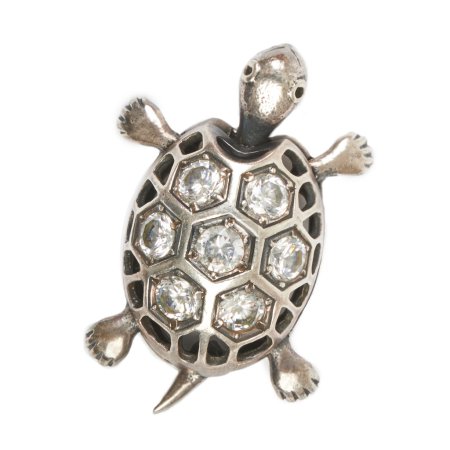 Colgante tortuga de plata con diamantes sobre fondo blanco
