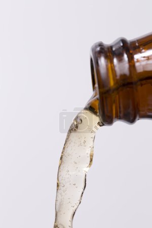 Cerveza saliendo de la botella
