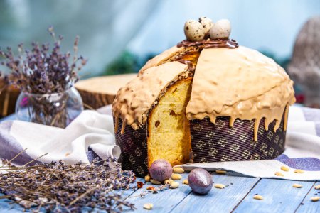 Panettone ist eine italienische Art von süßem Brot. Frisch gebackenes süßes Flechtbrot. Osteuropäisches Dessert frisch gebacken