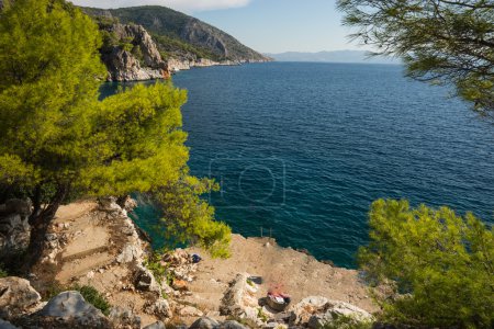 Téléchargez les photos : Front de mer panoramique et la plage près de la ville de Scala, île d'Agistri, Grèce - en image libre de droit