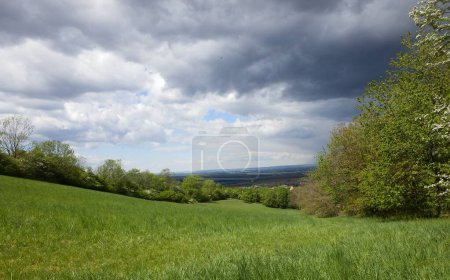 Hermoso paisaje cerca de Mikulov. Pradera verde con vistas al campo cerca de Mikulov en la República Checa.