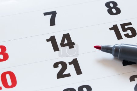 Téléchargez les photos : Définir une date importante sur un calendrier avec un crayon rouge marquant un jour du mois représentant l'organisation de l'heure et de l'horaire
. - en image libre de droit