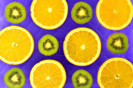 Foto de Fondo lila de los diferentes tipos de cítricos naranja, limón, pomelo y kiwi - Imagen libre de derechos