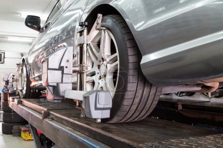 Primer plano del neumático sujetado con alineador que se somete a la alineación automática de la rueda
Primer plano del neumático sujetado con alineador que se somete a la alineación automática de la rueda