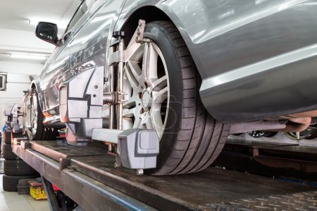 Nahaufnahme des Reifens eingespannt mit Achsvermessung unterzogen Auto-Achsvermessung