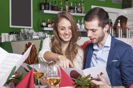 Couple lisant le menu dans un restaurant
