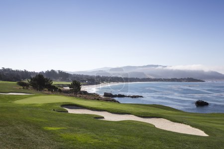 Foto de Una vista del campo de golf de Pebble Beach, Monterey, California, EE.UU. - Imagen libre de derechos