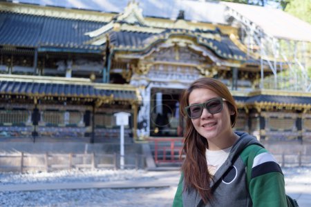 feliz asiático chica viajar en japón, japón fondo
