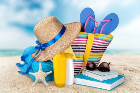 Sombrero de paja, bolsa en una playa tropical
