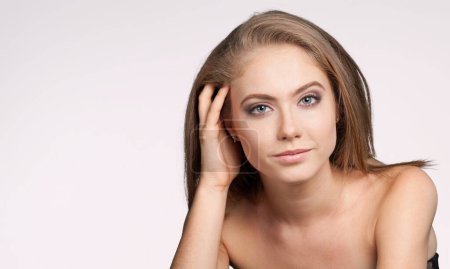 Foto de Foto retrato mujer aplicando crema nutritiva - Imagen libre de derechos