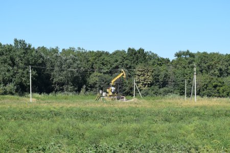 Photo pour L'unité de pompage comme pompe à huile installée sur un puits. Équipement des champs pétrolifères. - image libre de droit