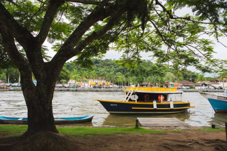 Téléchargez les photos : Vue de la rive au bateau dans l'eau, Paraty, Rio de Janeiro, Brésil
, - en image libre de droit