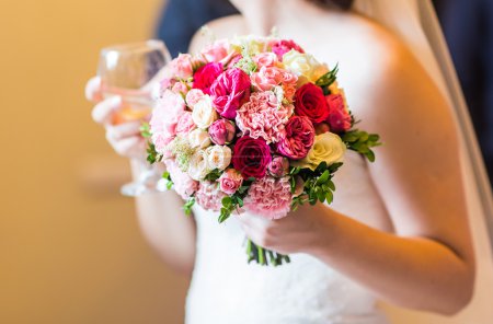 Téléchargez les photos : Bouquet de mariage de fleurs dans les mains des mariées - en image libre de droit