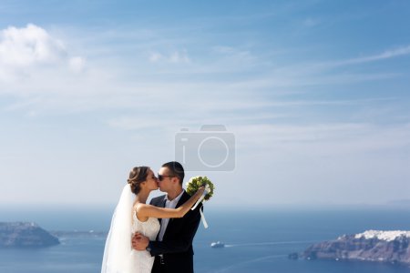 Feliz pareja casada besándose en terraza
