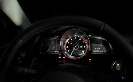 Foto de Dial brillante y aguja que muestra la velocidad del motor cero en el interior del coche - Imagen libre de derechos