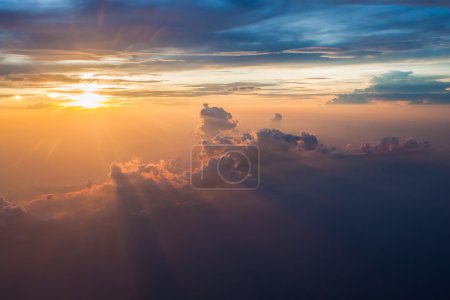 Téléchargez les photos : Ciel coloré et lever du soleil. Paysage naturel fond
. - en image libre de droit