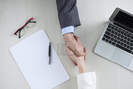 hombre de negocios y mujer de negocios de la mano
