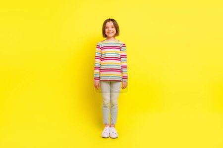 Foto de cuerpo completo de la encantadora chica atractiva feliz buen humor sonrisa lindo aislado en el brillo de color amarillo fondo