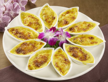 Pastel de huevo en bandeja pequeña en plato blanco en restaurante asiático

