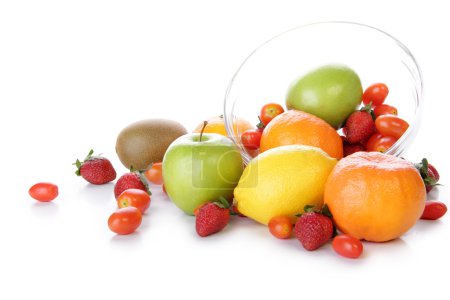 Foto de Un conjunto de frutas frescas en un tazón transparente, aislado sobre fondo blanco - Imagen libre de derechos