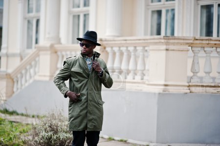 Retrato de moda de hombre afroamericano negro en clo abrigo verde
Retrato de moda de hombre afroamericano negro en clo abrigo verde