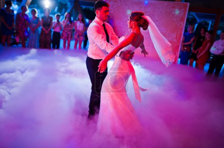 Increíble primer baile de boda en el humo pesado
Increíble primer baile de boda en el humo pesado