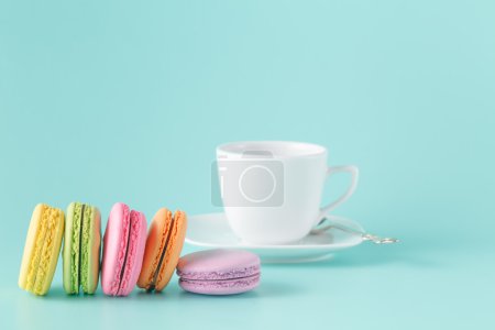 Macarrones franceses con taza de café
Macarrones franceses con taza de café