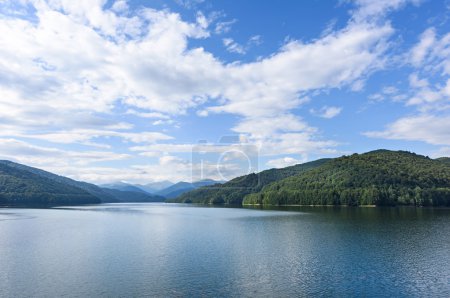 Foto de lago vidraru en las montañas fagaras, Rumania
