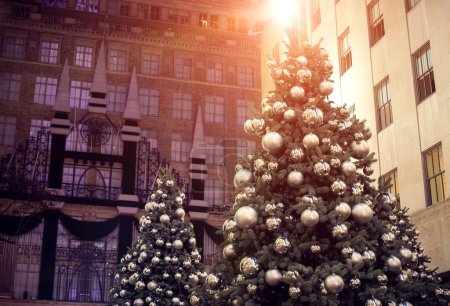 Foto de Iluminación decorada del árbol de Navidad en la ciudad - Imagen libre de derechos