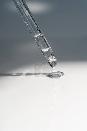 Una gota de aceite cosmético cae de la pipeta
